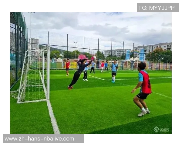 三人足球比赛的激情碰撞与团队合作的完美展现